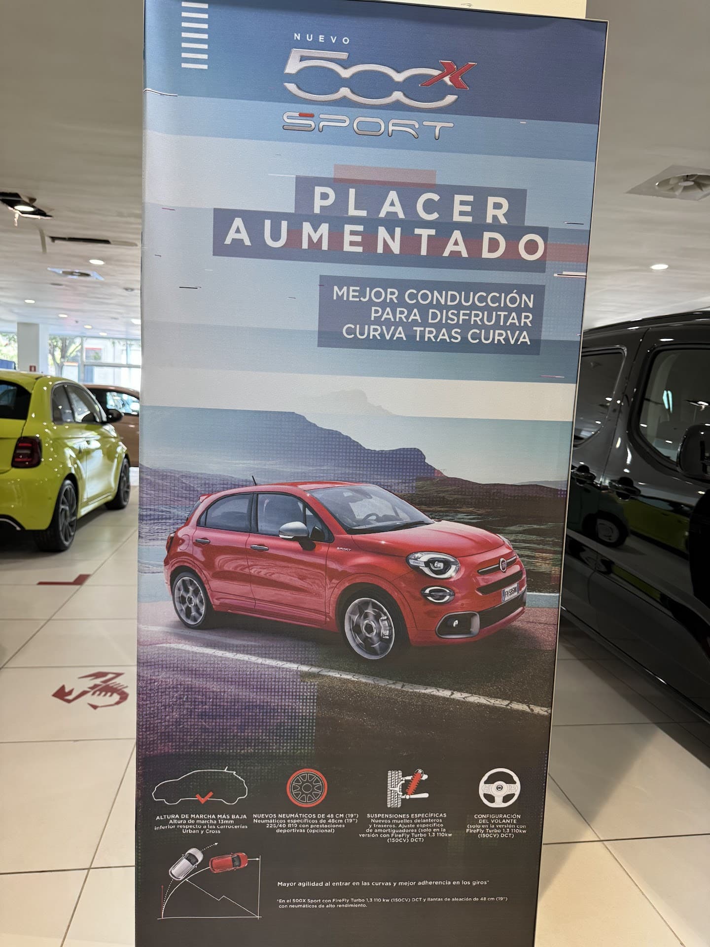 Fiat 500X con banner promocional en el showroom